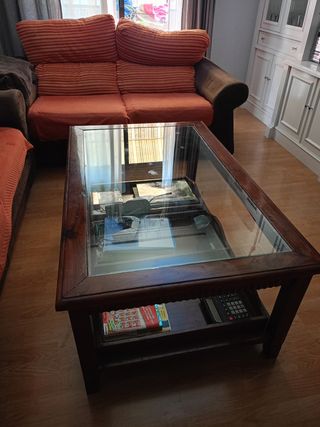 Mesa de centro de madera con tapa de cristal