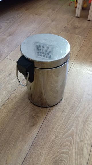 Papelera de metal con pedal