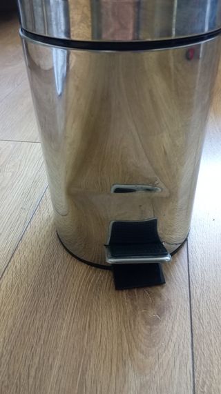 Papelera de metal con pedal