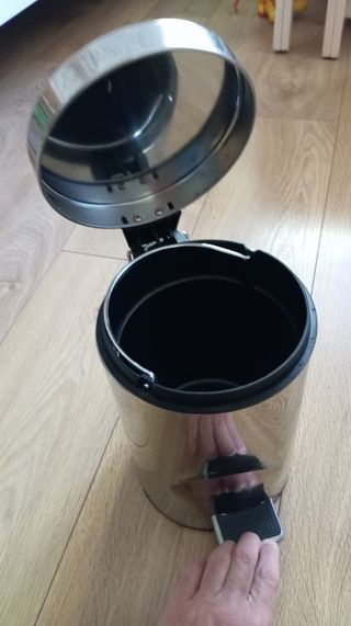 Papelera de metal con pedal