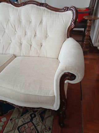 Sofá antiguo de madera y tela beige