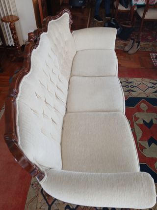 Sofá antiguo de madera y tela beige