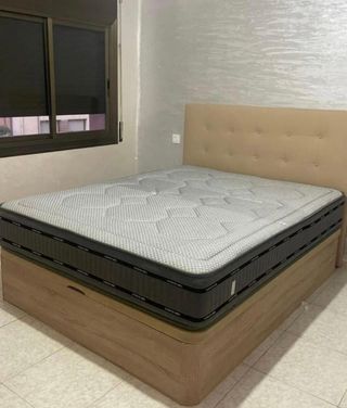 Canapé de madera con colchón más cabezal offerta