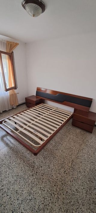Cama matrimonial con cabecero y mesitas