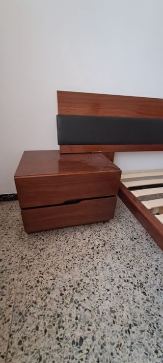 Cama matrimonial con cabecero y mesitas