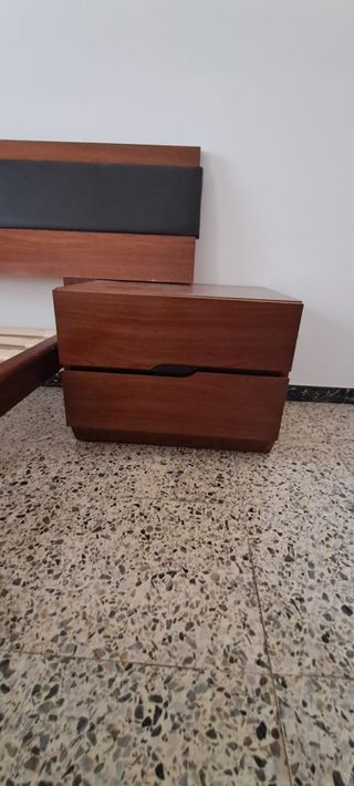 Cama matrimonial con cabecero y mesitas