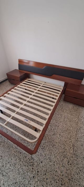 Cama matrimonial con cabecero y mesitas