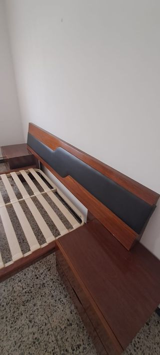 Cama matrimonial con cabecero y mesitas