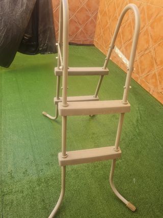 Escaleras para piscina beige