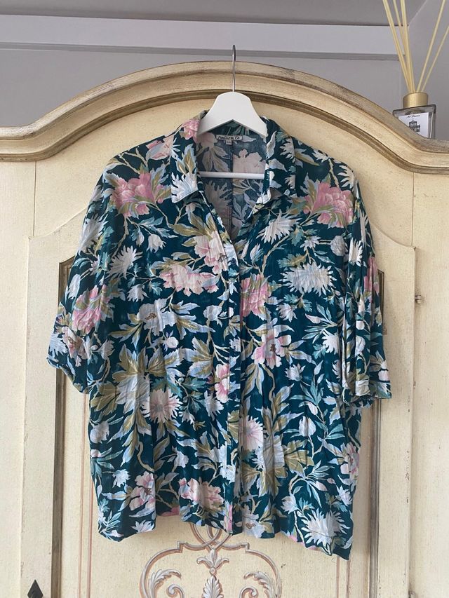 Camisa floral verde y rosa