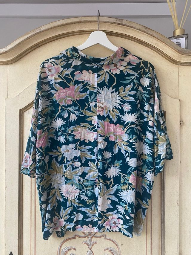Camisa floral verde y rosa