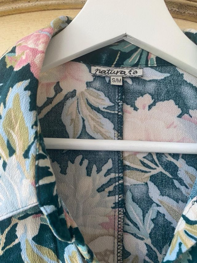 Camisa floral verde y rosa