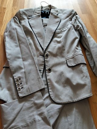 Traje de rayas blanco y azul marino