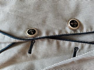 Traje de rayas blanco y azul marino