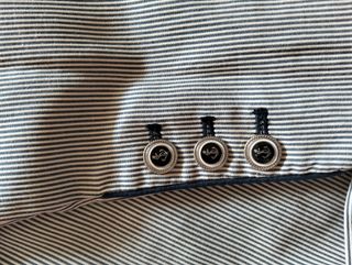 Traje de rayas blanco y azul marino