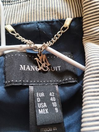 Traje de rayas blanco y azul marino