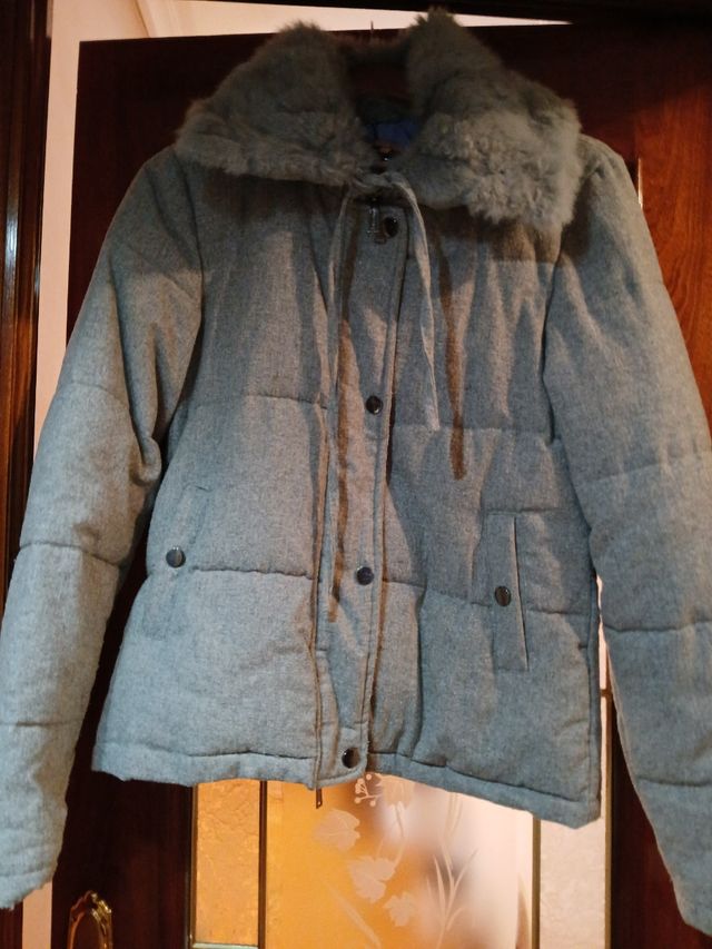Chaqueta gris con cuello de pelo