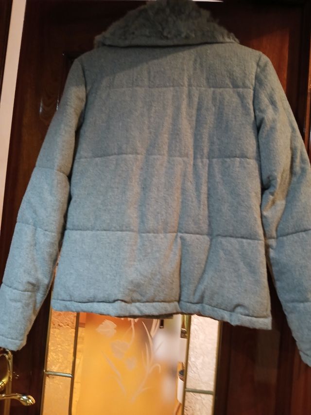 Chaqueta gris con cuello de pelo