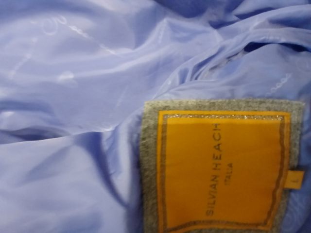 Chaqueta gris con cuello de pelo