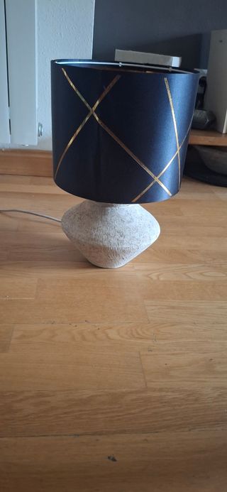 Lámpara de mesa piedra y tulipa negra