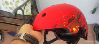 Skate con protecciones y casco