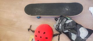 Skate con protecciones y casco