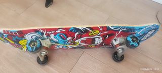 Skate con protecciones y casco