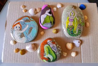 Sirene dipinte su sassi