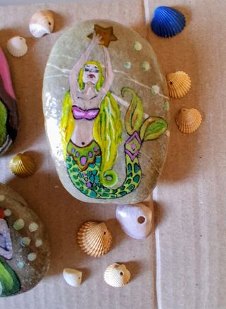 Sirene dipinte su sassi