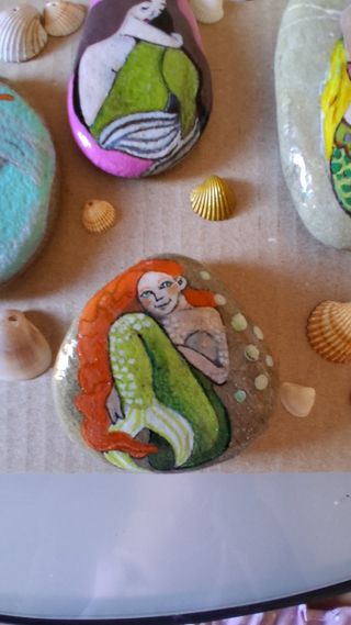 Sirene dipinte su sassi