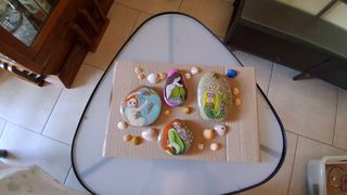 Sirene dipinte su sassi