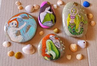 Sirene dipinte su sassi