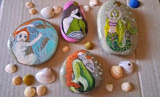 Sirene dipinte su sassi