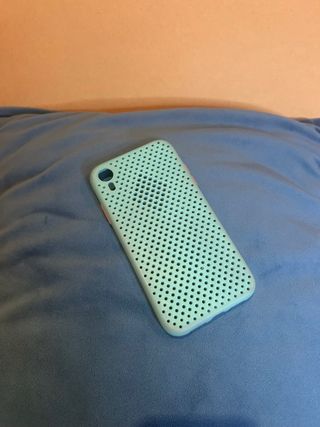 Funda iPhone XR perforada