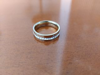 Anillo dorado con circonitas