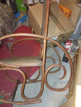 Mecedora antigua de madera y mimbre para restaurar