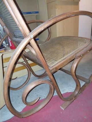 Mecedora antigua de madera y mimbre para restaurar