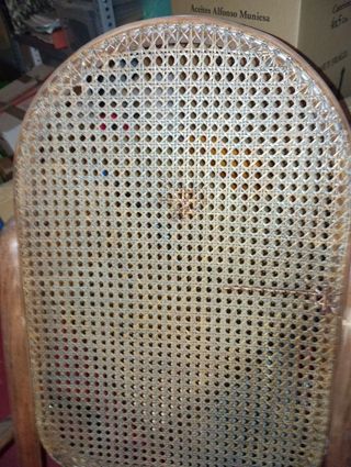 Mecedora antigua de madera y mimbre para restaurar