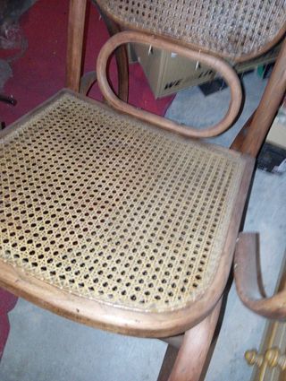 Mecedora antigua de madera y mimbre para restaurar