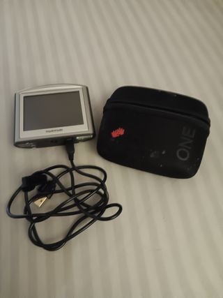 TomTom GPS con funda y cable