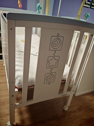 Cuna de madera con colchón