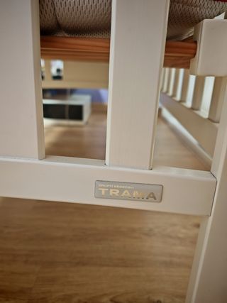 Cuna de madera con colchón