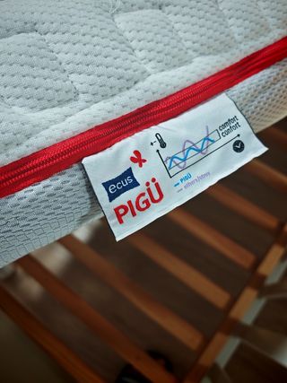 Cuna de madera con colchón