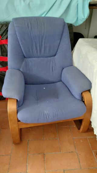 Butaca azul y marrón de tela y madera