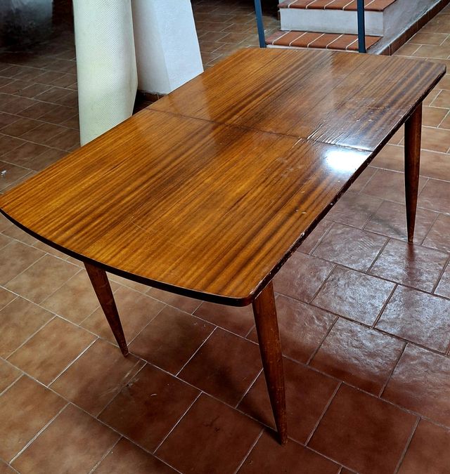 Mesa de comedor de madera