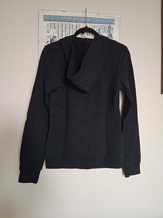 felpa nera con cappuccio