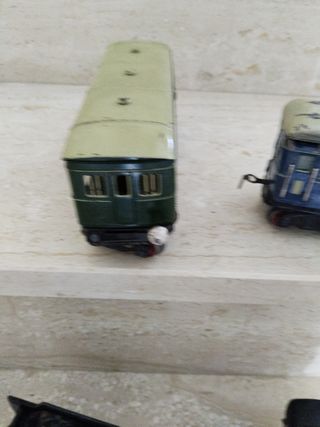 Vecchi trenini giocattolo