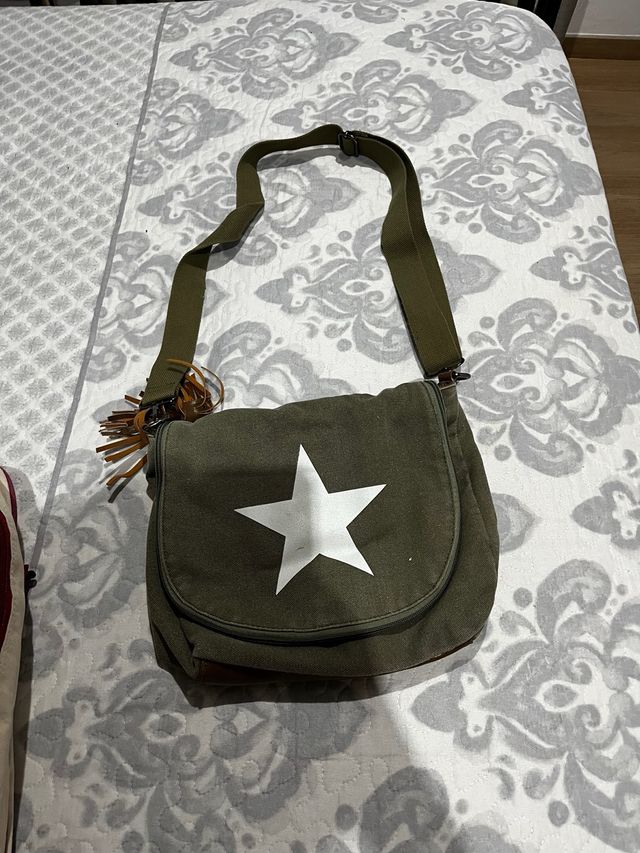 Bolso juvenil verde con estrella blanca