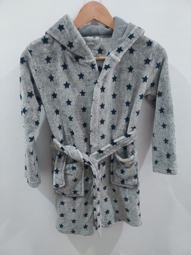 Bata estrellas gris Primark 7-8 años