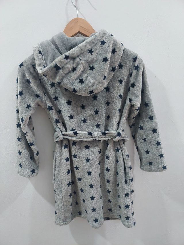 Bata estrellas gris Primark 7-8 años